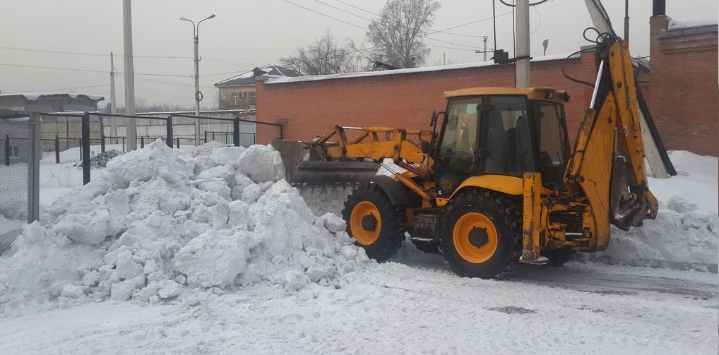 Экскаватор погрузчик для уборки снега и погрузки в самосвалы для вывоза в Орджоникидзе